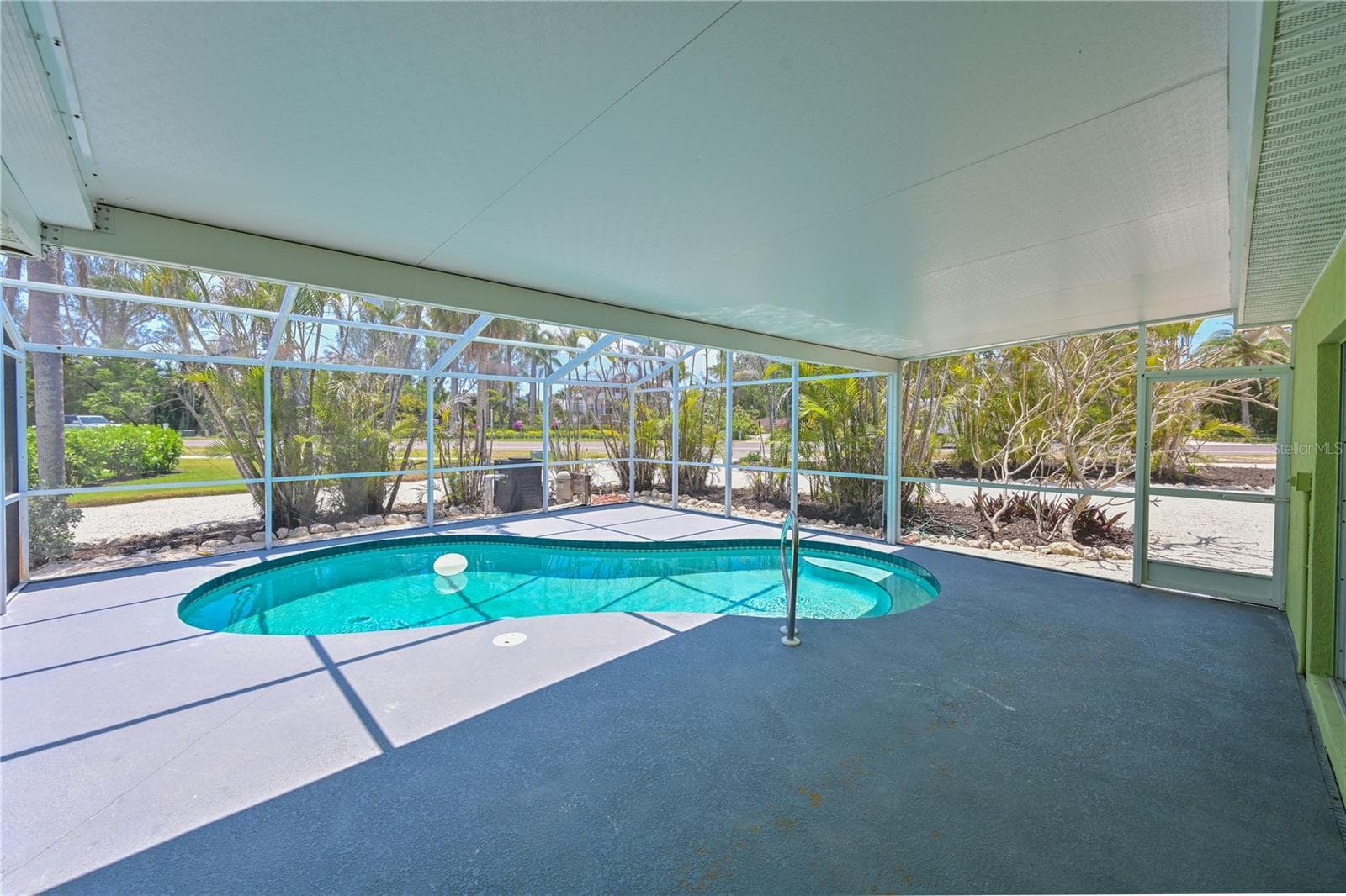 Covered pool deck for outdoor dining - 5924 GULF OF MEXICO DR, LONGBOAT KEY