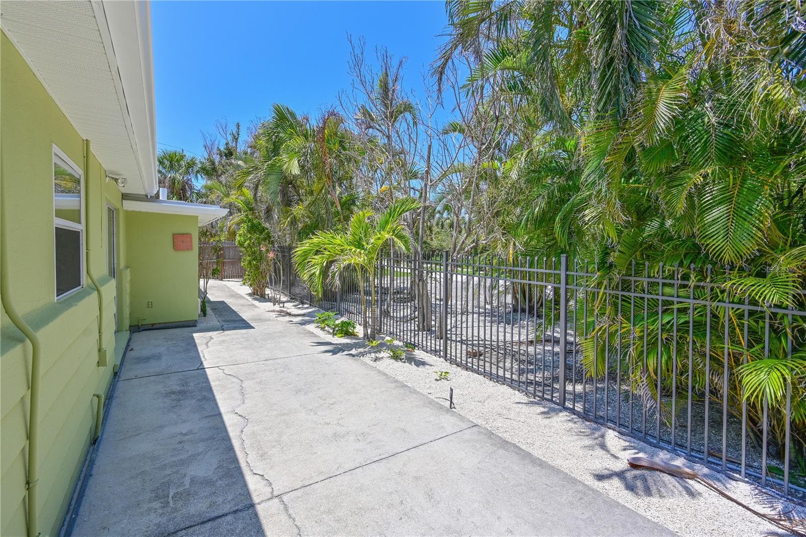 North side of house - 5924 GULF OF MEXICO DR, LONGBOAT KEY