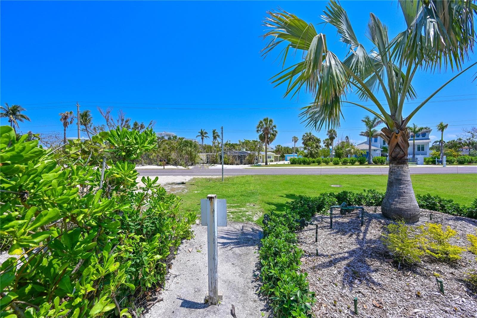 Deeded beach access looking east - 5924 GULF OF MEXICO DR, LONGBOAT KEY