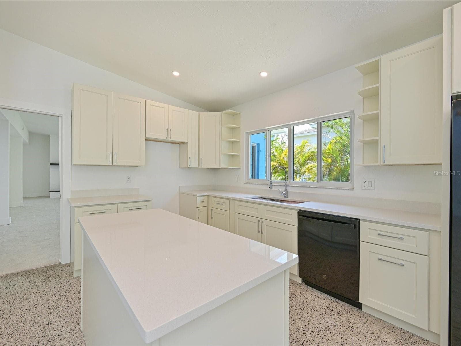 Kitchen and island - 5920 GULF OF MEXICO DR, LONGBOAT KEY