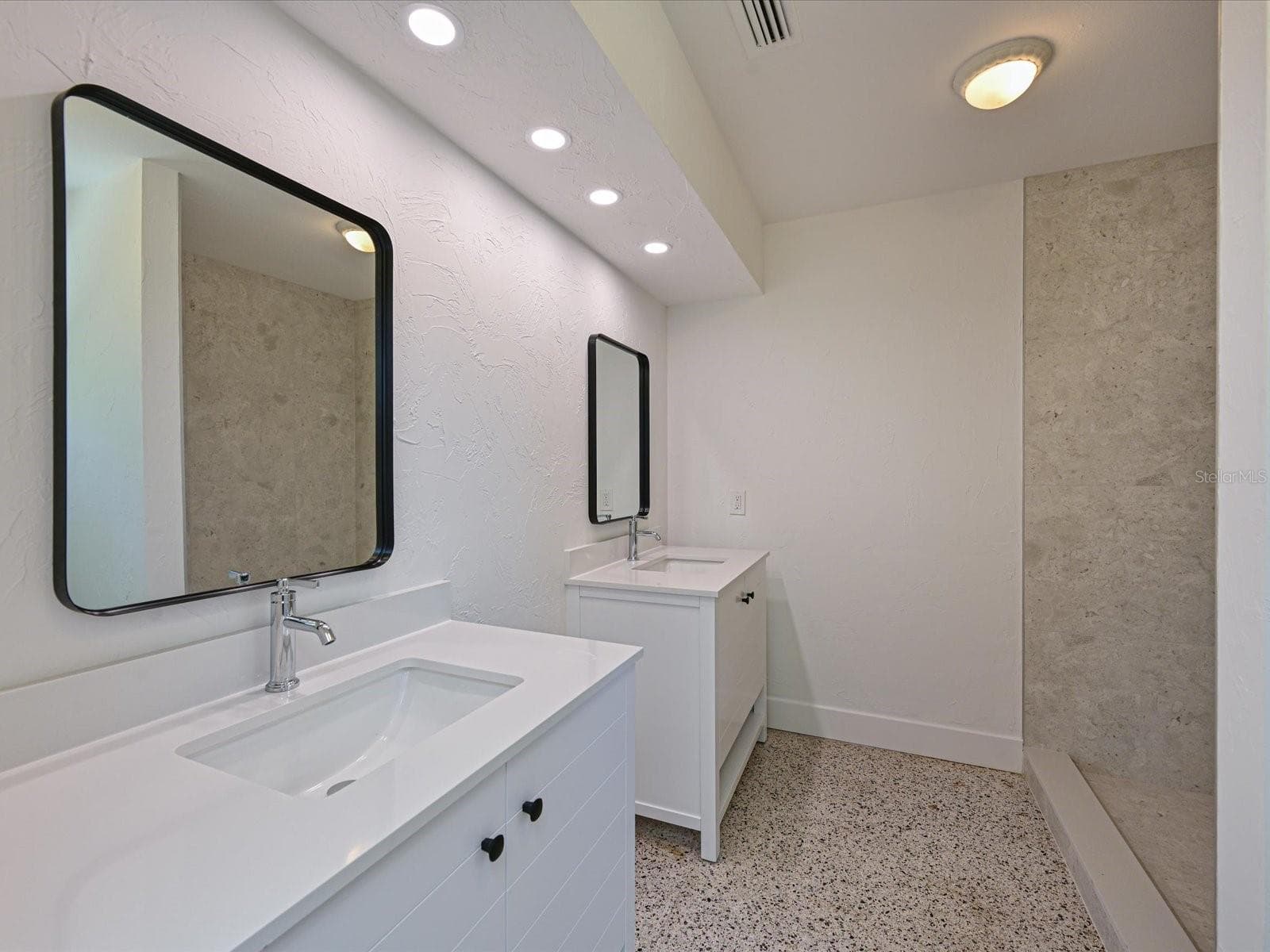 Primary bath dual vanities - 5920 GULF OF MEXICO DR, LONGBOAT KEY