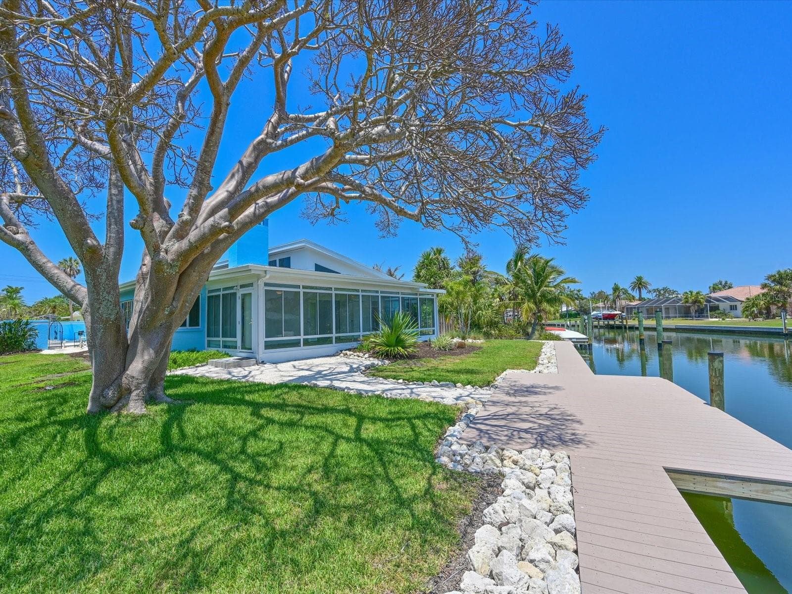 Covered seawall cap and rip rap - 5920 GULF OF MEXICO DR, LONGBOAT KEY