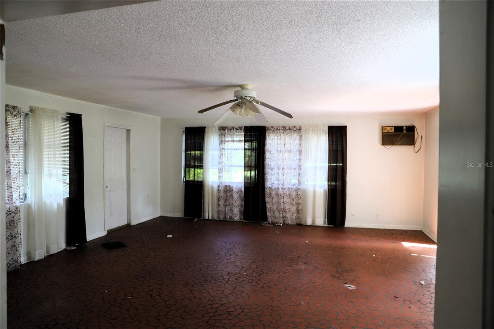 Single Family Residence at 21514 SE 69TH AVE, HAWTHORNE, photo 5 of 11