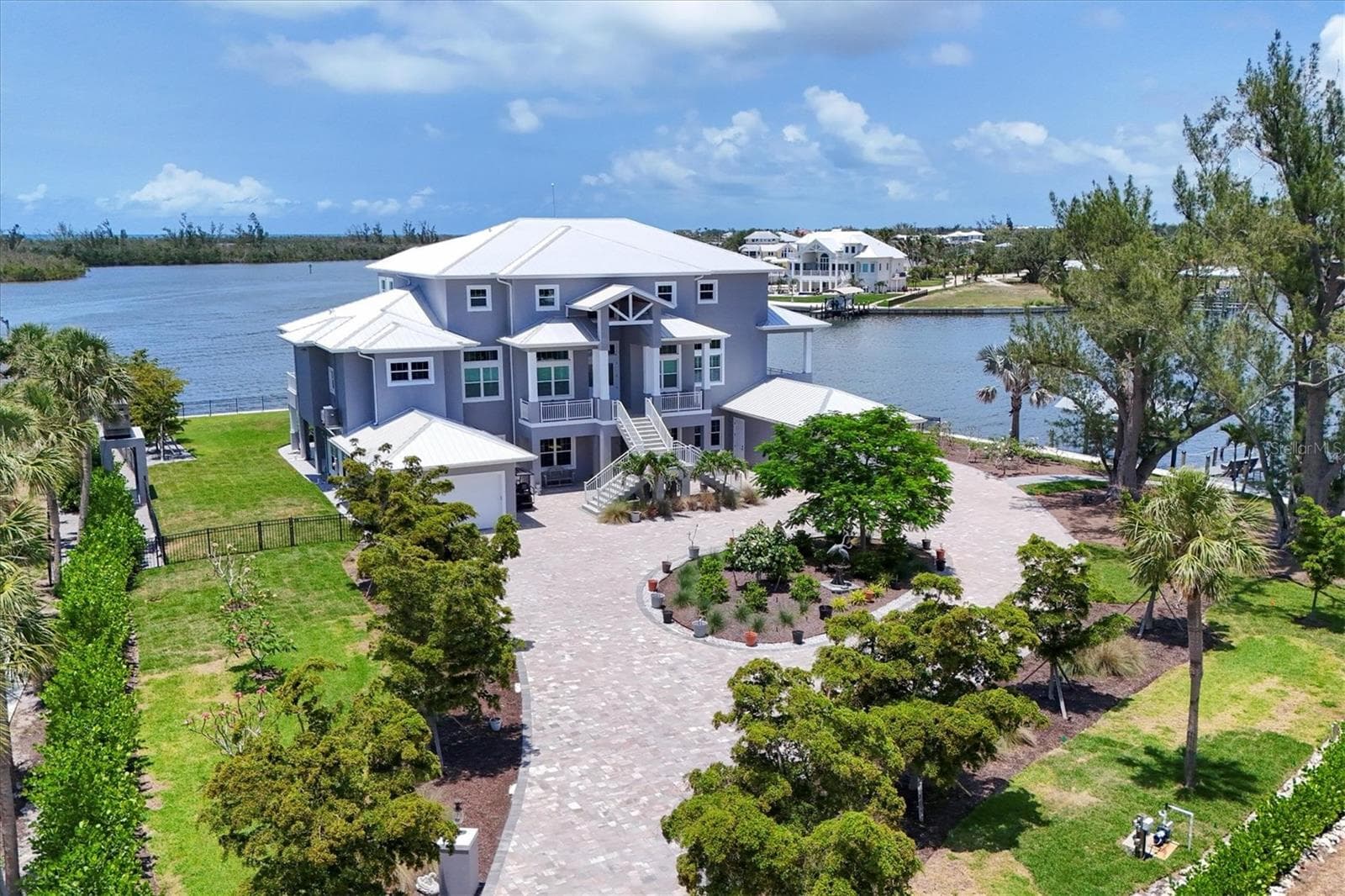 565 GREEN DOLPHIN DR S