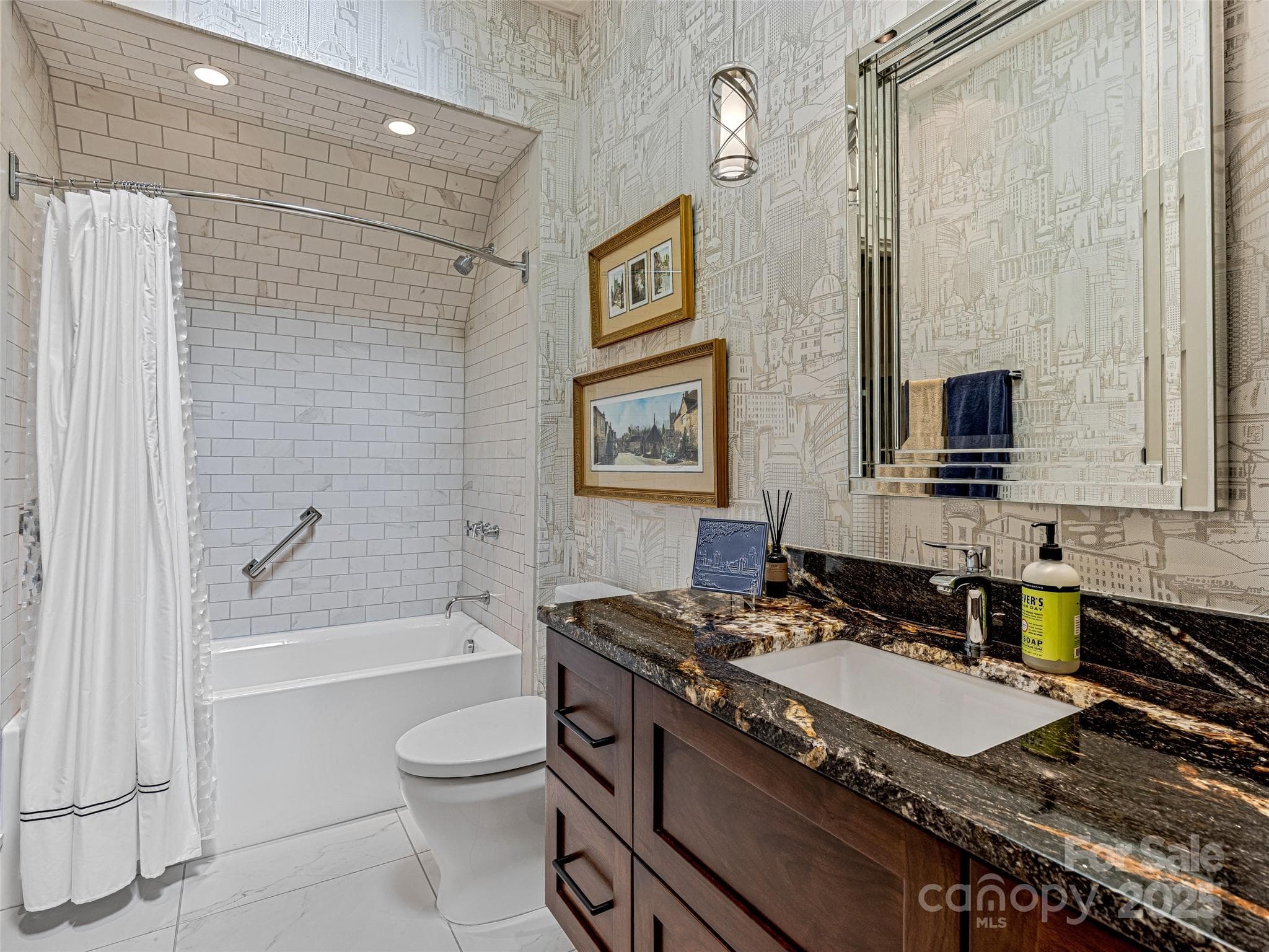 Luxurious guest bath on the upper floor - Asheville