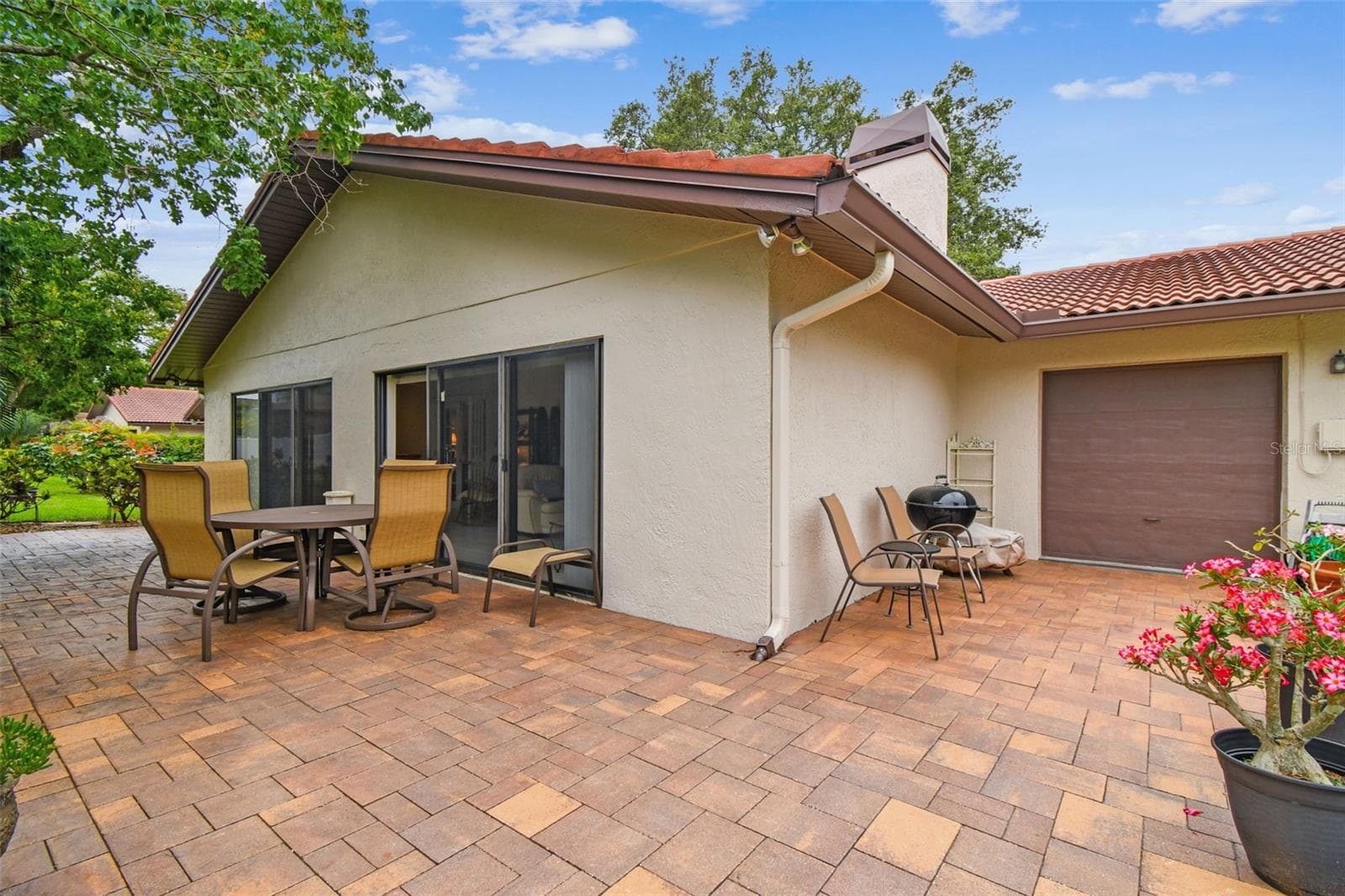 Large paverd patio along back of home - 3476 TARPON WOODS BLVD, PALM HARBOR