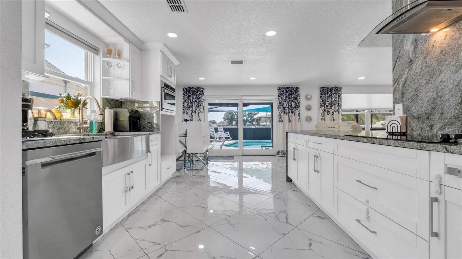 Single Family Residence at 12416 QUEENSLAND LN, TAMPA, photo 16 of 45