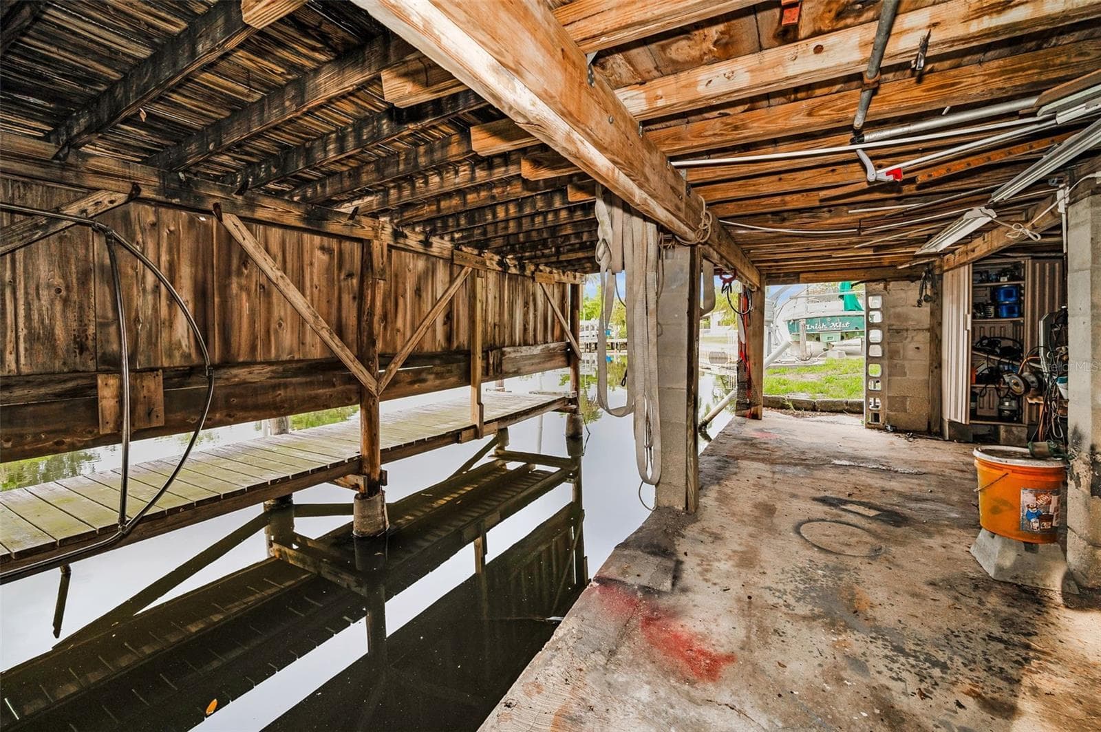 Boathouse Interior - 394 GEORGIA AVE, CRYSTAL BEACH