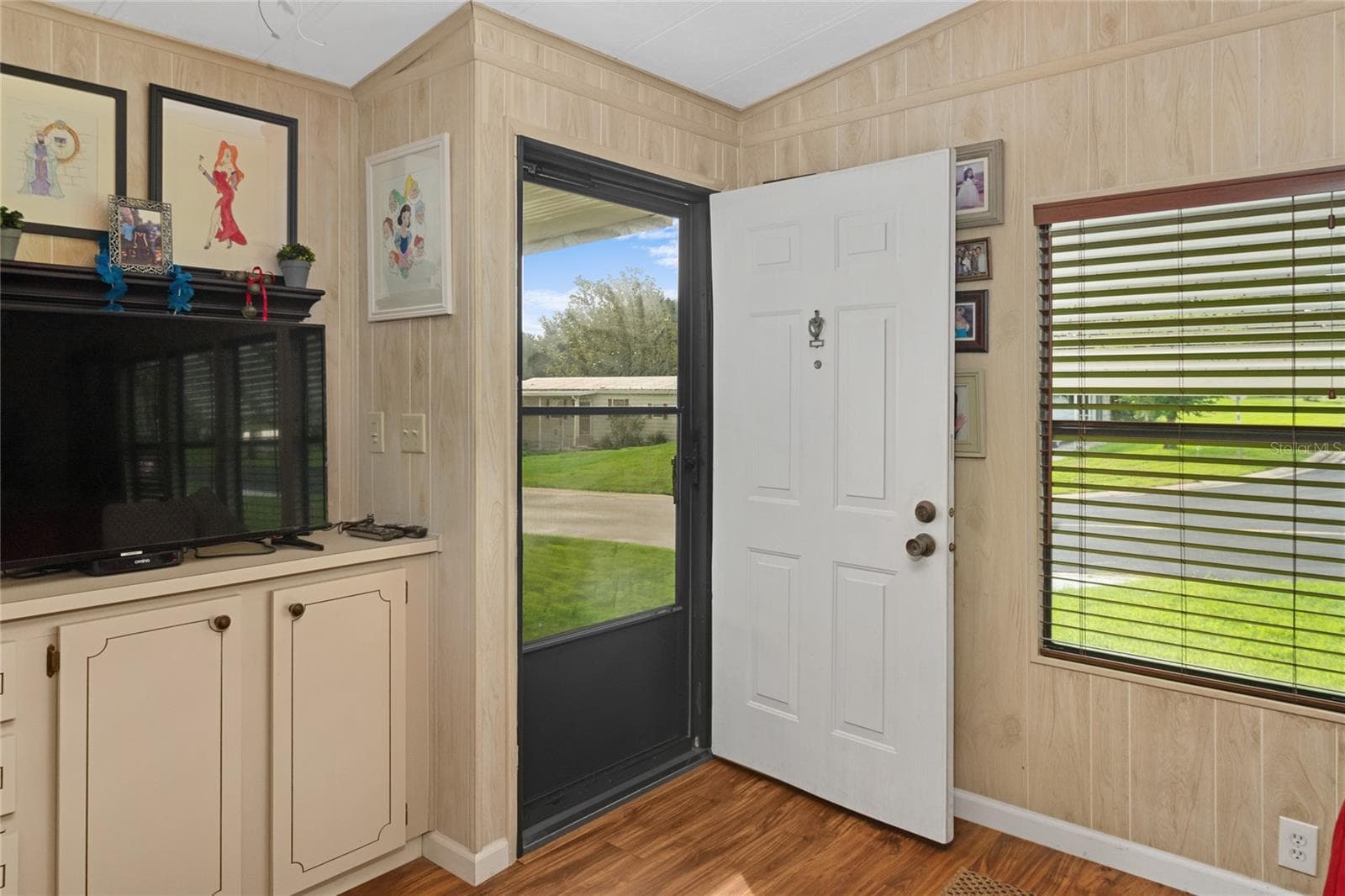 Front entry into family room - 2002 S CITRUS CIR #1728, ZELLWOOD