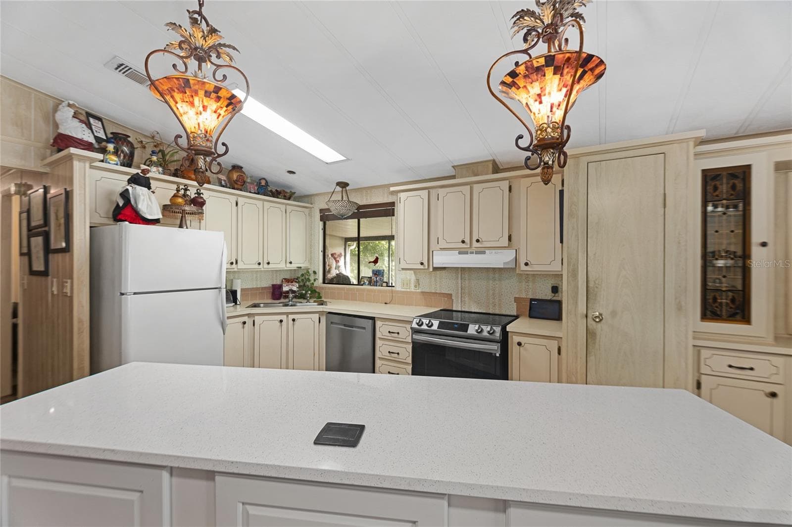 Large modern kitchen island and spacious kitchen - great for those who love to cook - 2002 S CITRUS CIR #1728, ZELLWOOD