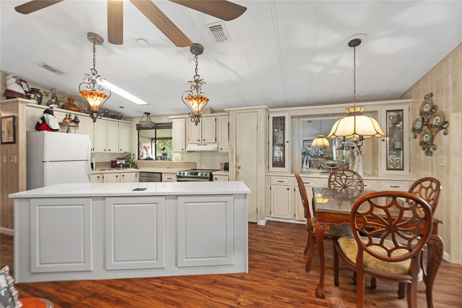Open floor plan between kitchen, dining, and living room - 2002 S CITRUS CIR #1728, ZELLWOOD