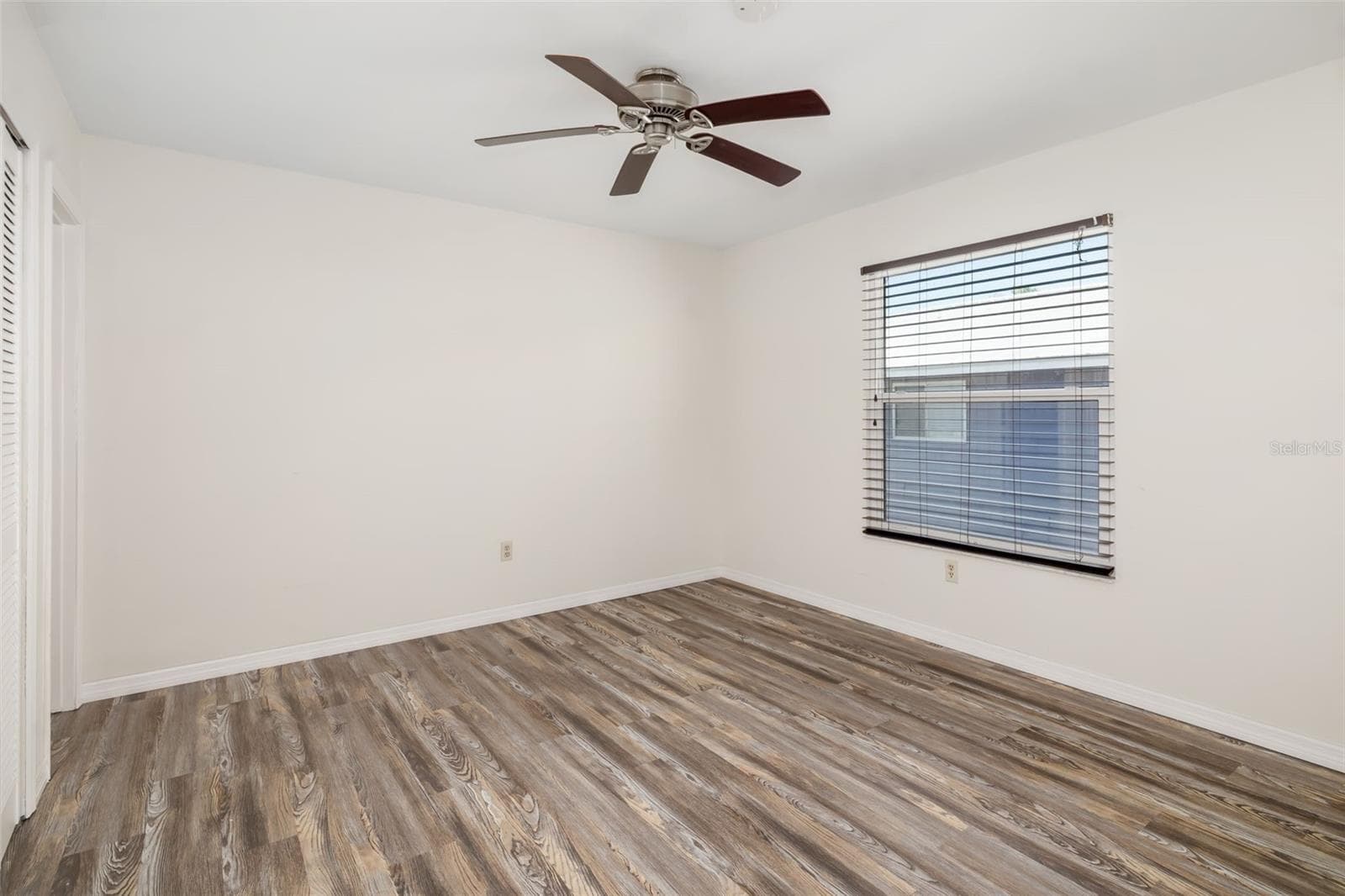 Secondary BedroomSecondary bedroom with natural light and ample space for guests or office use. - 2513 AVENUE B #B, BRADENTON BEACH