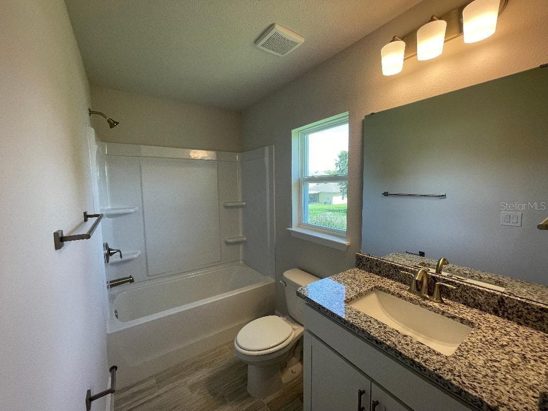 Bedroom 2 ensuite bathroom - 13374 OGDEN GLADE RD, DADE CITY