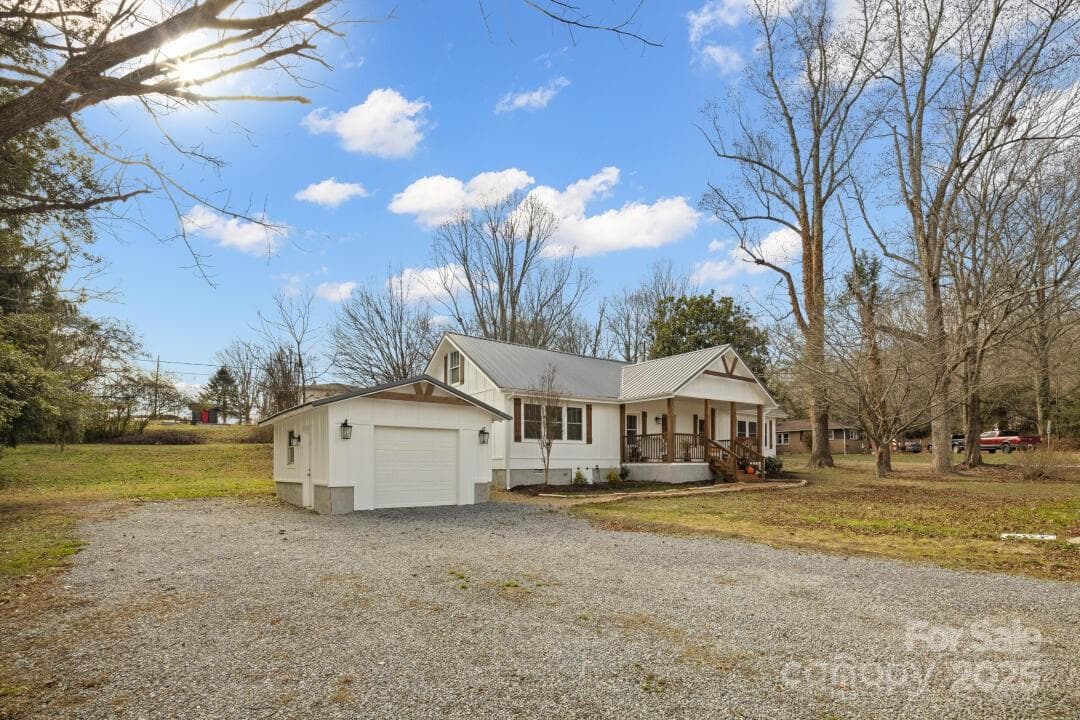 Single Family Residence at Hendersonville, photo 2 of 19