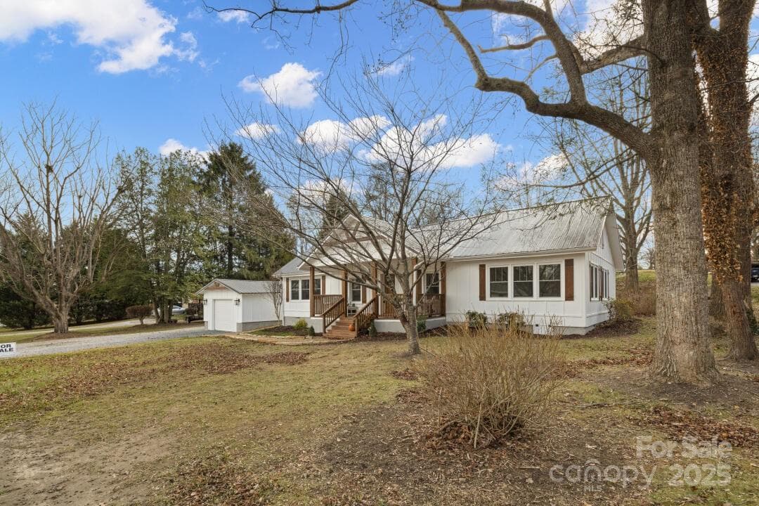 Single Family Residence at Hendersonville, photo 3 of 19