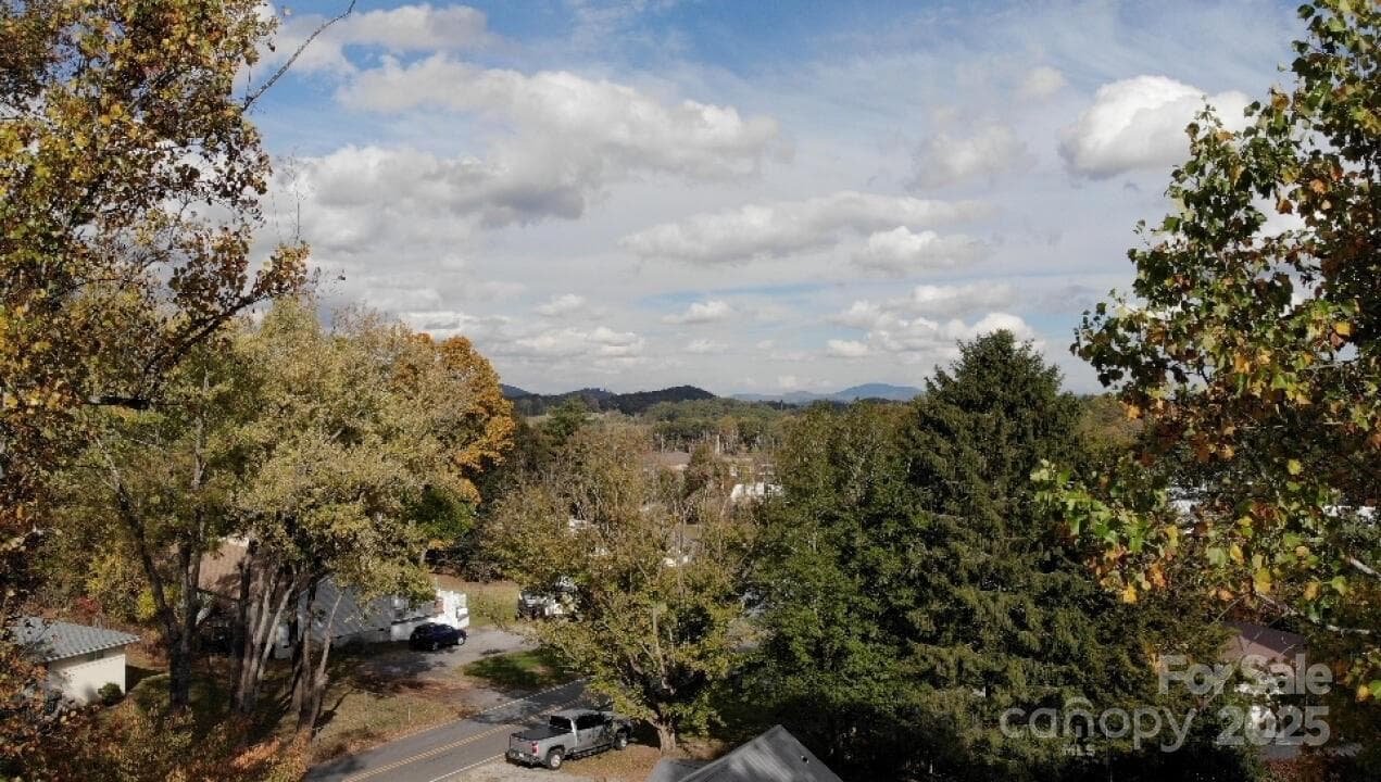 Single Family Residence at Hendersonville, photo 7 of 19