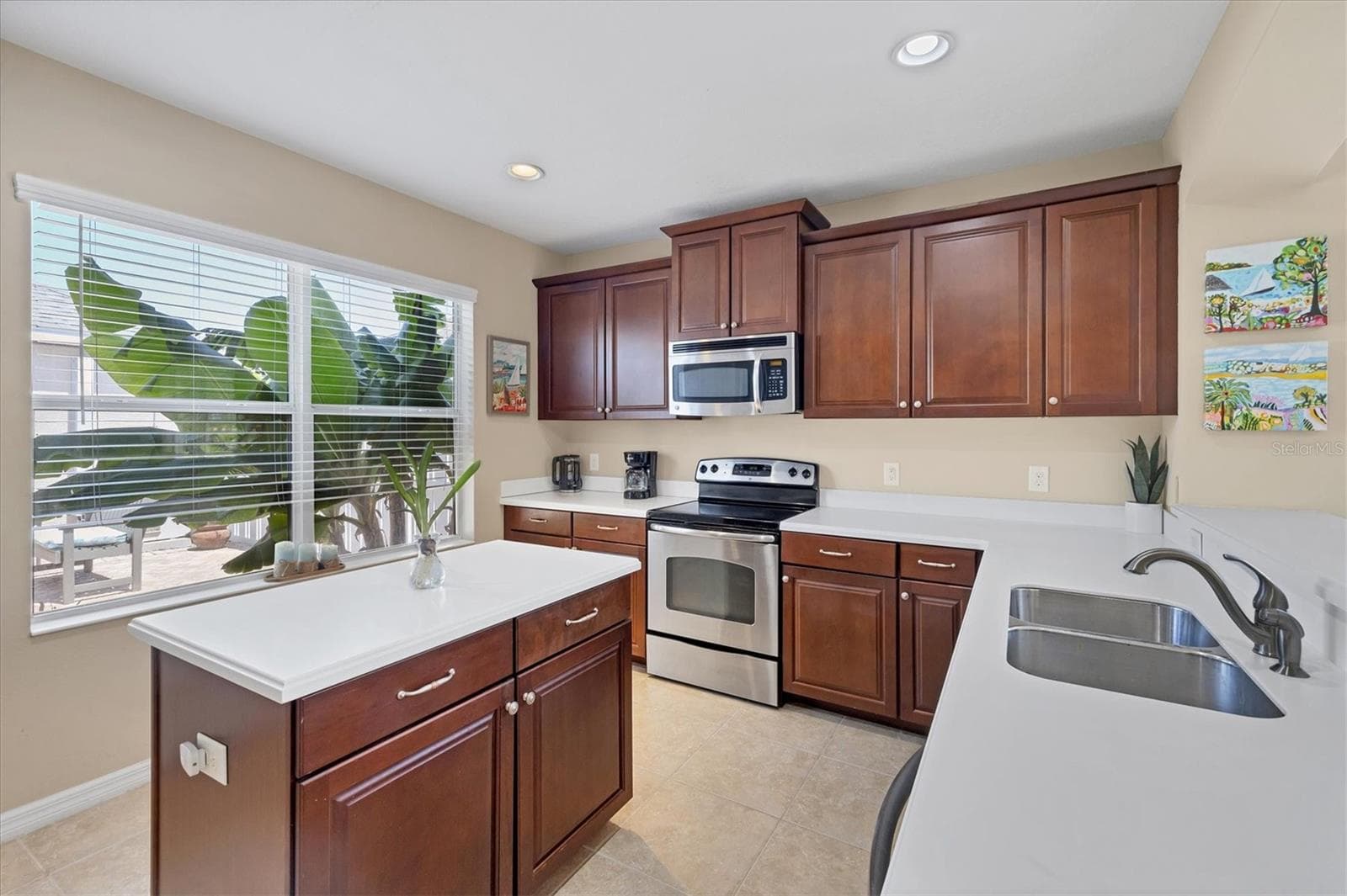 Kitchen with Island - 4811 WOODBROOK DR, SARASOTA