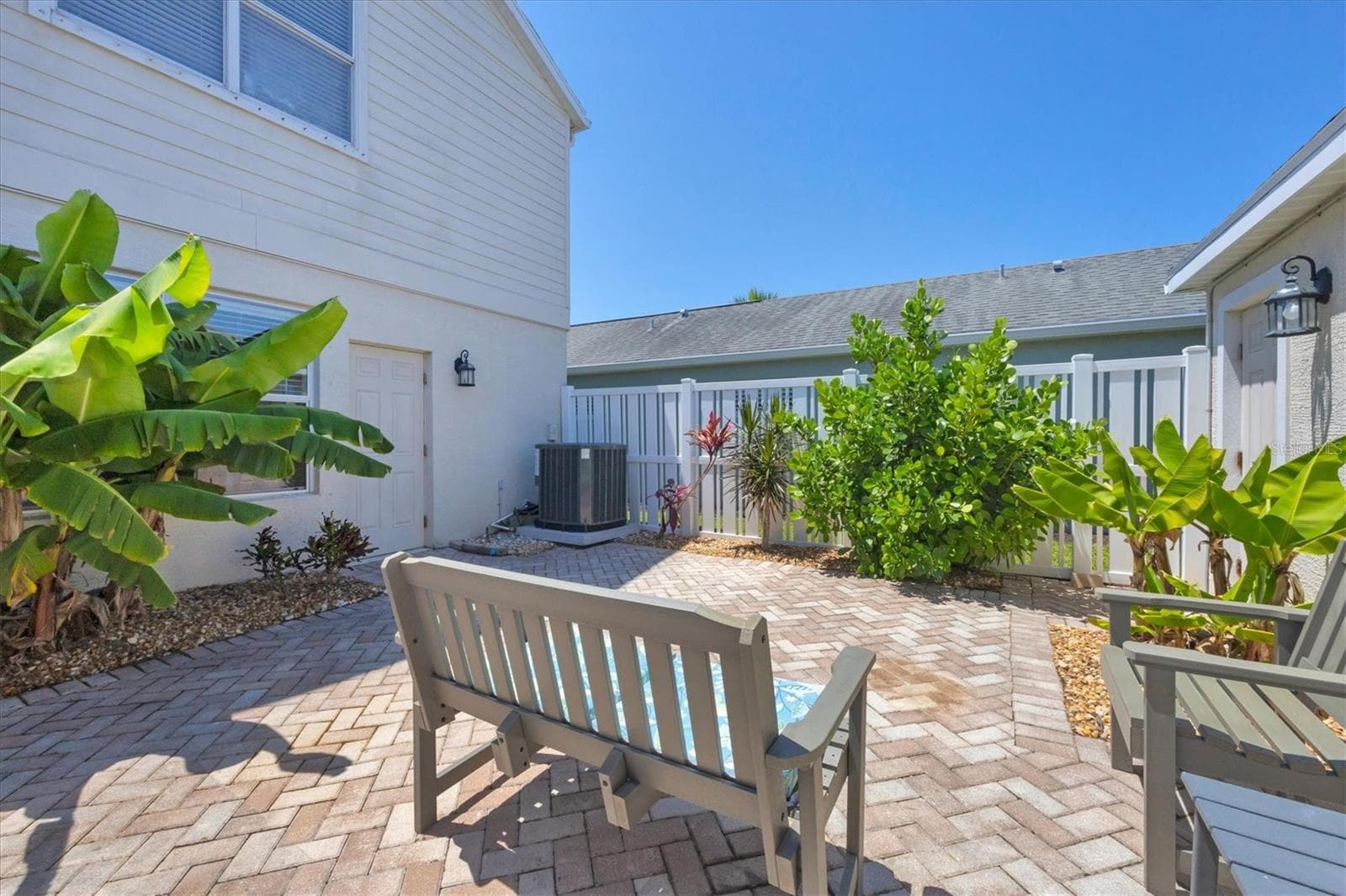 Courtyard between home and 2 car garage - 4811 WOODBROOK DR, SARASOTA