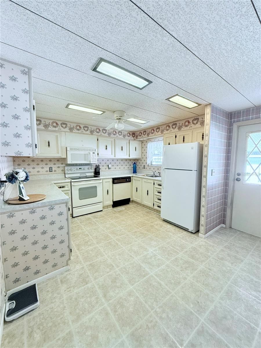 Mobile Home at 622 ELIZABETH LN, LAKELAND, photo 5 of 28