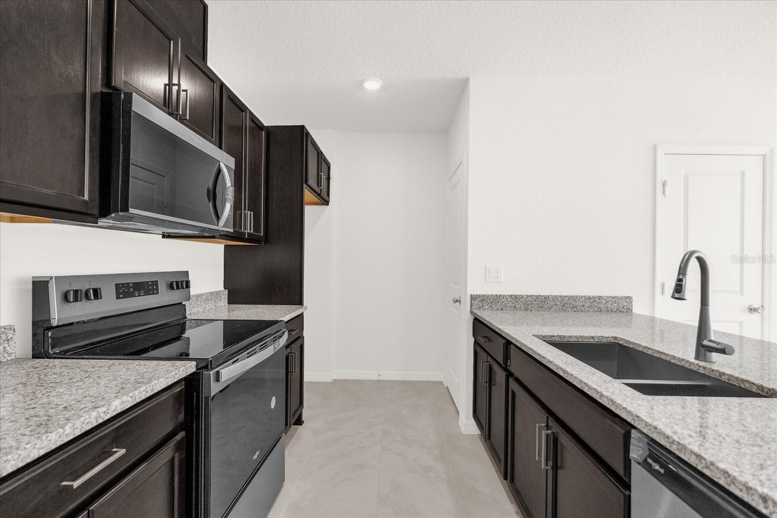 Townhouse at 399 SEQUOIA DR, LAKE WALES, photo 2 of 8