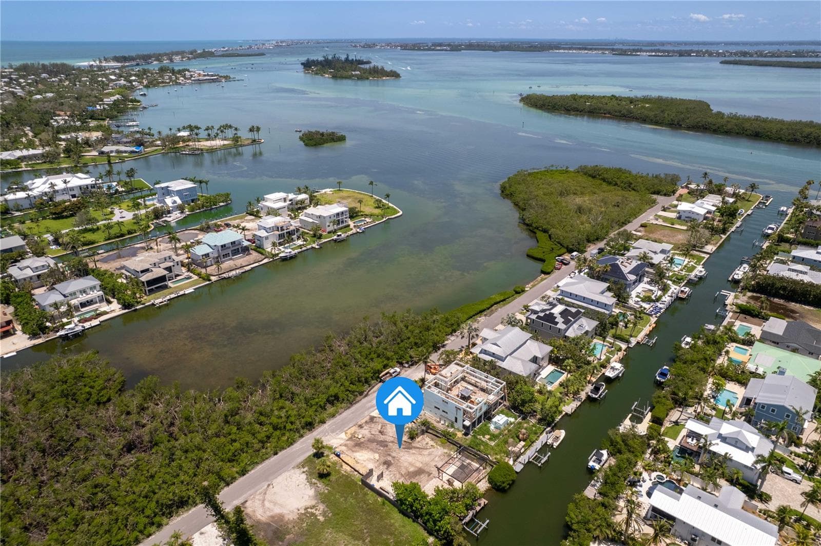 Perfect canal Location with views to the front and rear - 640 LYONS LN, LONGBOAT KEY