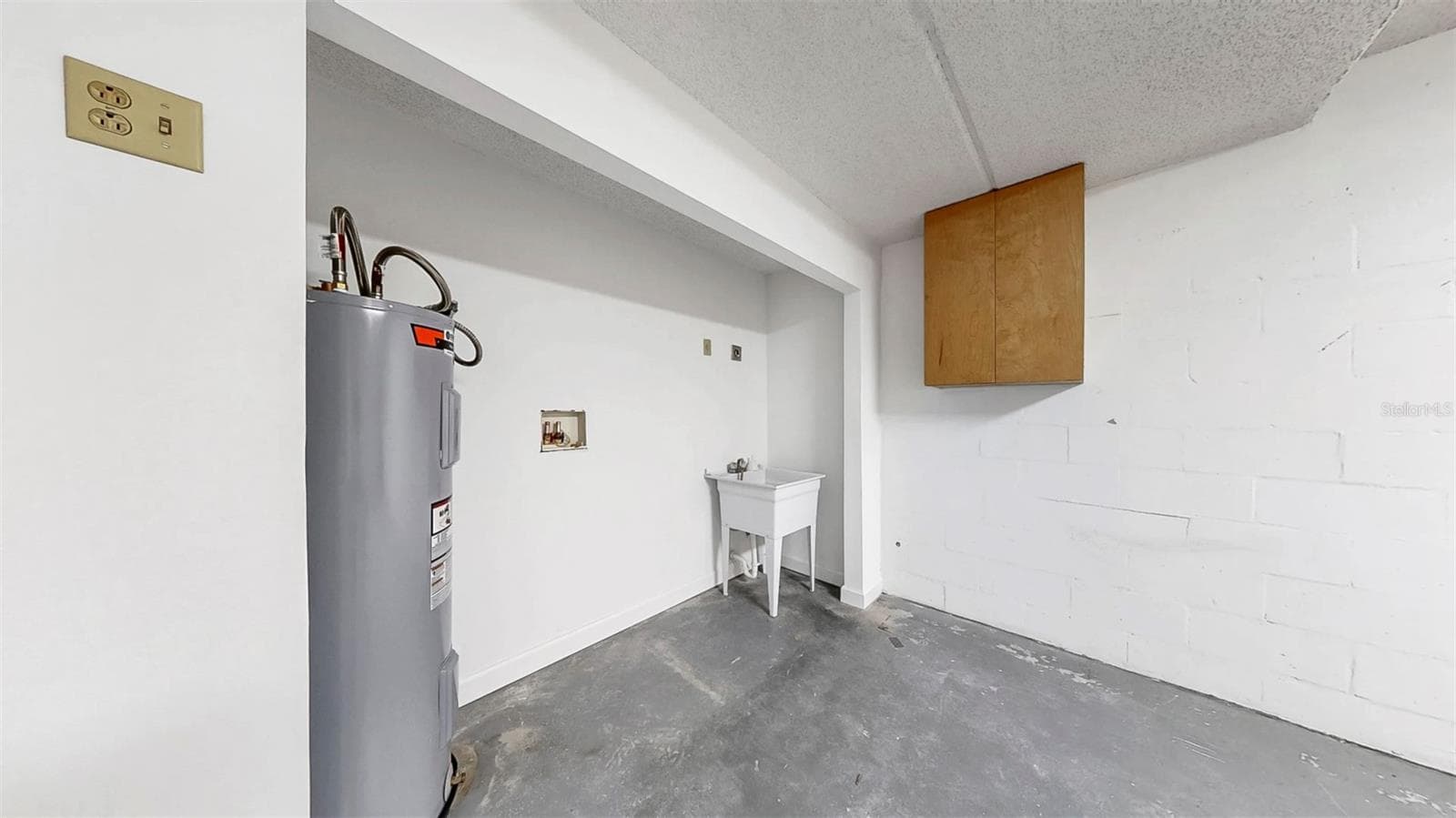 Ground Floor Garage with BRAND NEW Water Heater - 459 HAVEN POINT DR, TREASURE ISLAND