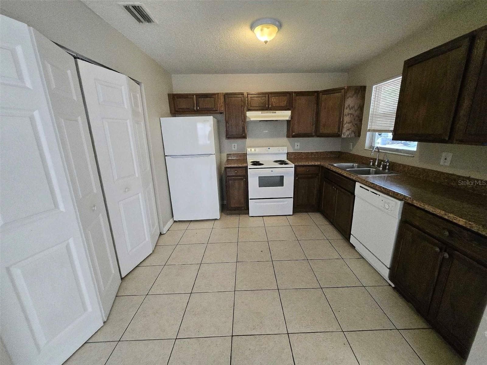 Single Family Residence at 3112 GORDON CT, TAMPA, photo 2 of 11