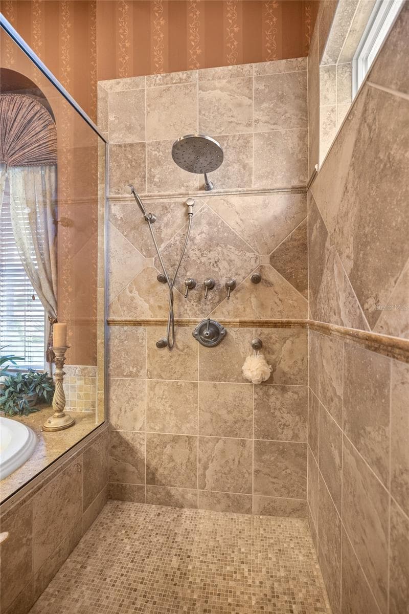 Shower - 6861 SW 179TH AVENUE RD, DUNNELLON