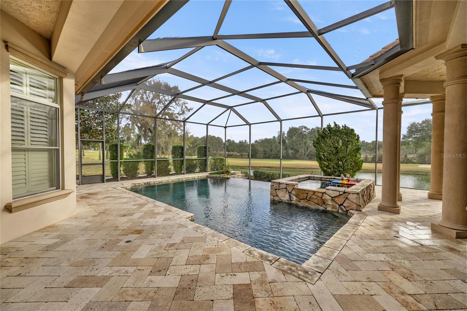 Enclosed infinity pool and outdoor kitchen - 6861 SW 179TH AVENUE RD, DUNNELLON