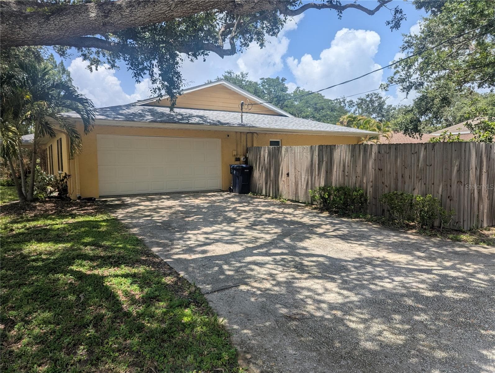 Double Car Garage w generous driveway - 5710 S BERNIE ST, TAMPA