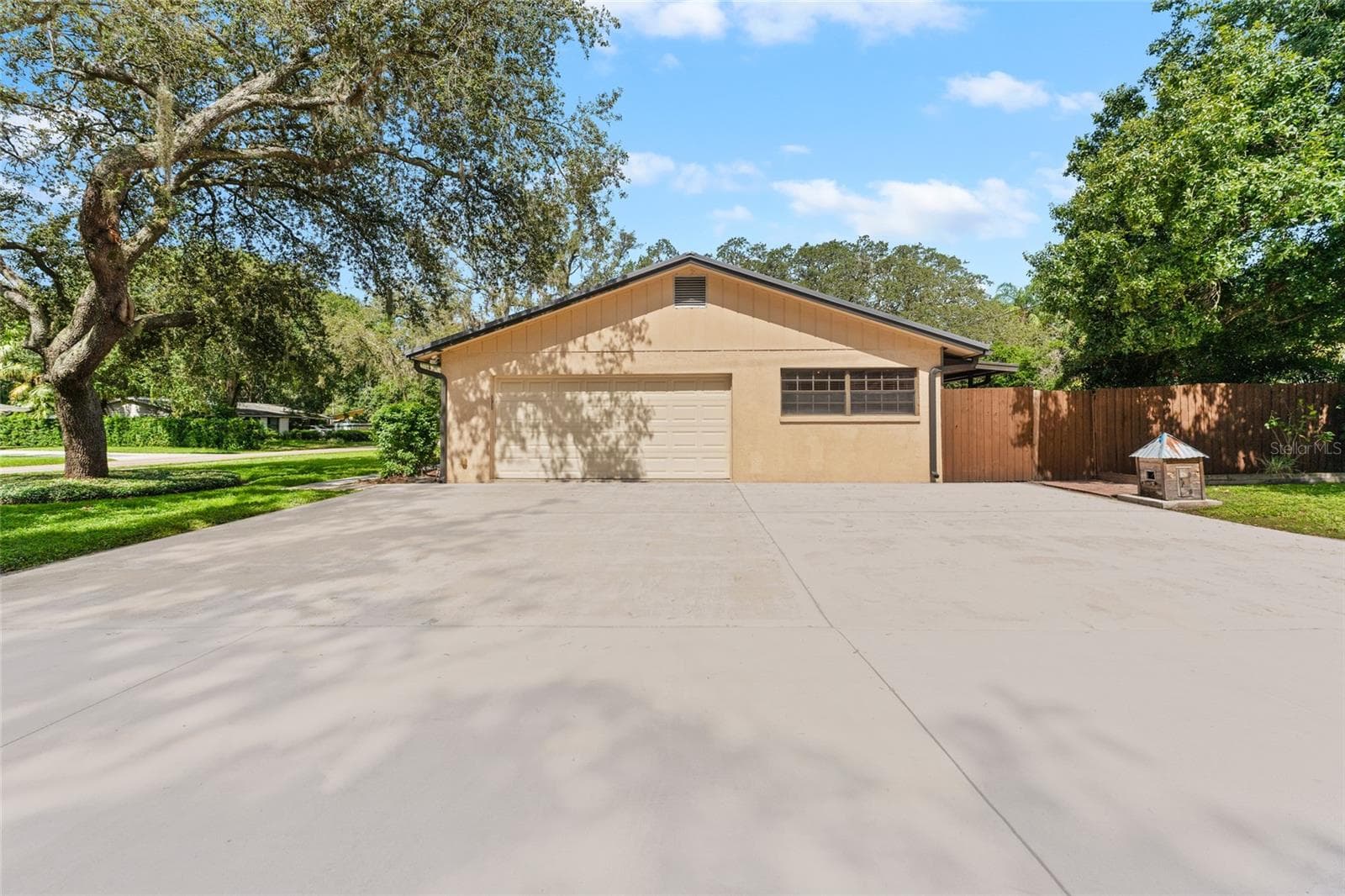 2-car garage and oversized driveway provide ample parking space. - 3011 LAKE ELLEN DR, TAMPA