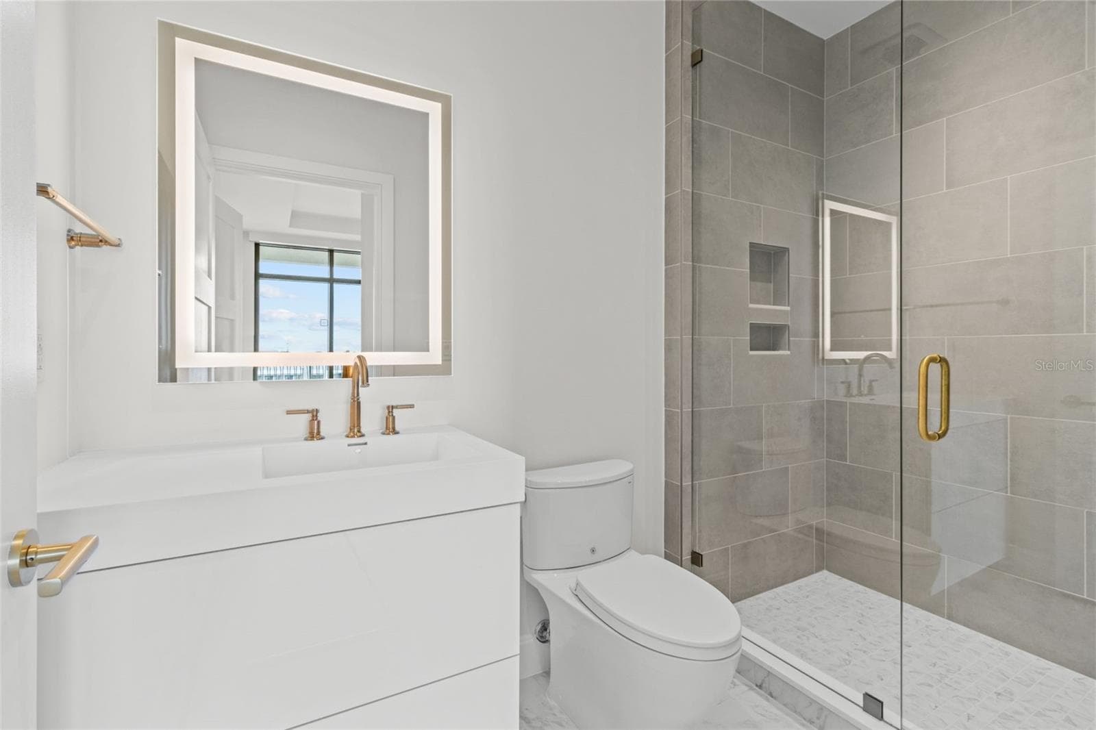 Guest Room 1 En-Suite Bath - 126 4TH AVE NE #601, ST PETERSBURG