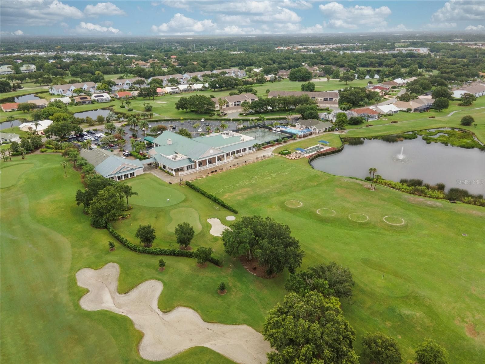 The driving range is immediately behind the clubhouse - 6948 STONEYWALK CT, BRADENTON
