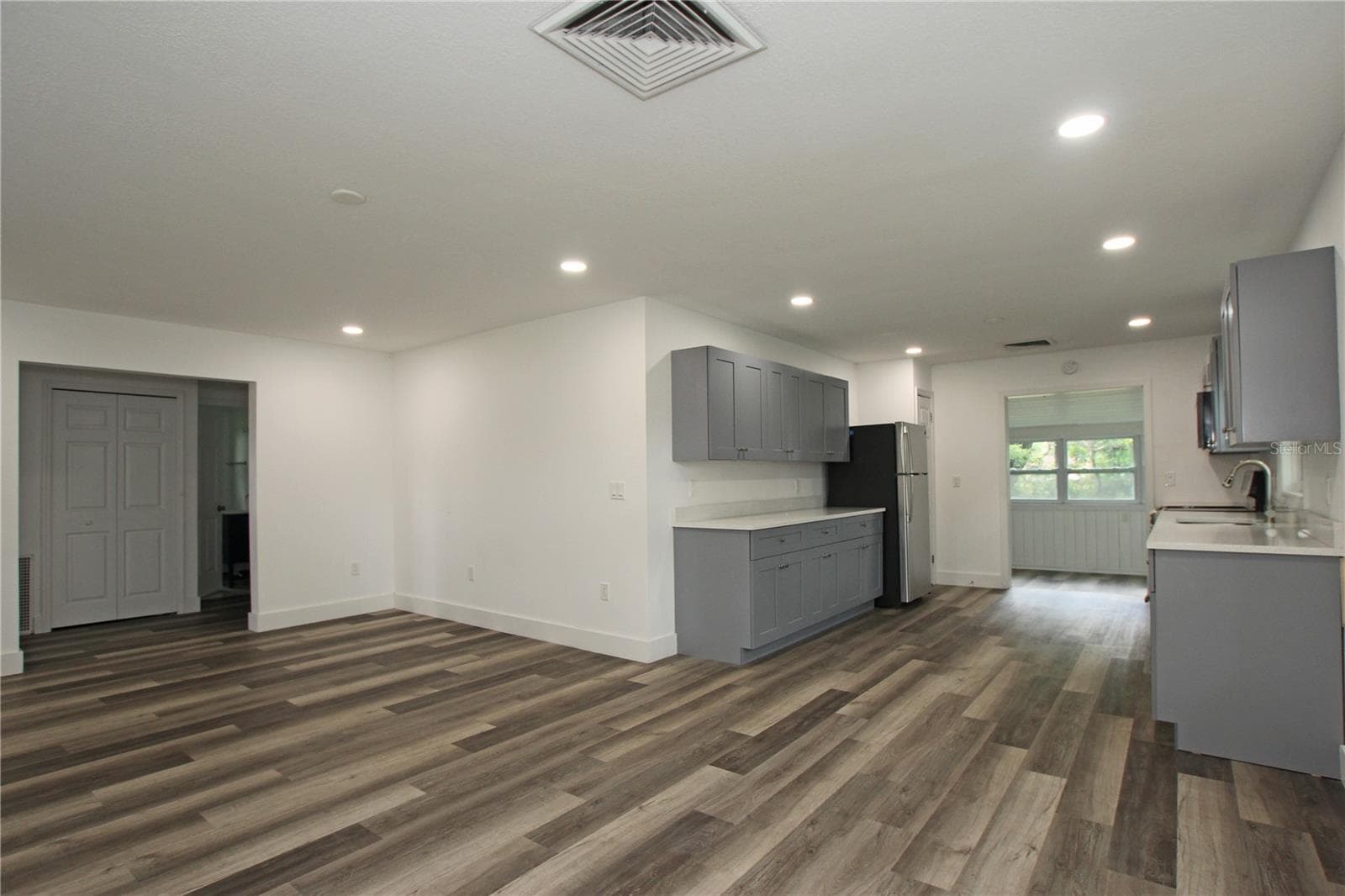 Living Room & Kitchen - 4925 MAGNOLIA AVE, MULBERRY