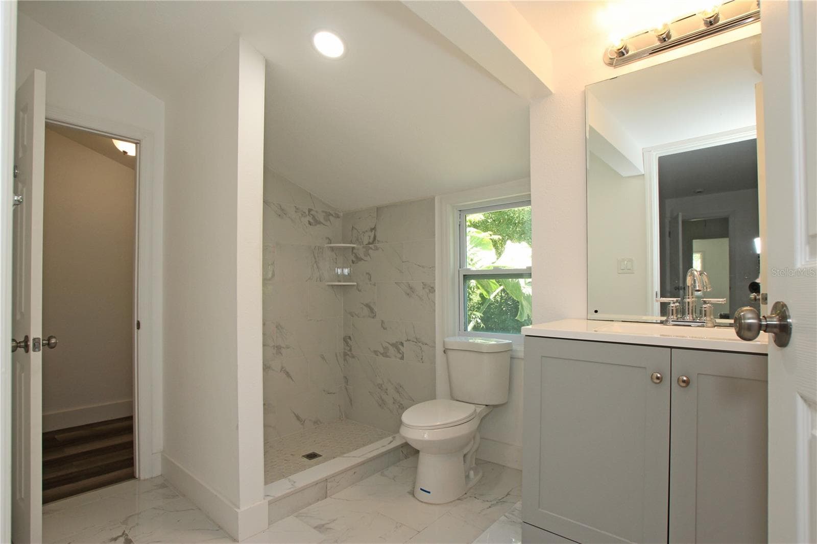 Primary Bathroom & Walk In Closet - 4925 MAGNOLIA AVE, MULBERRY