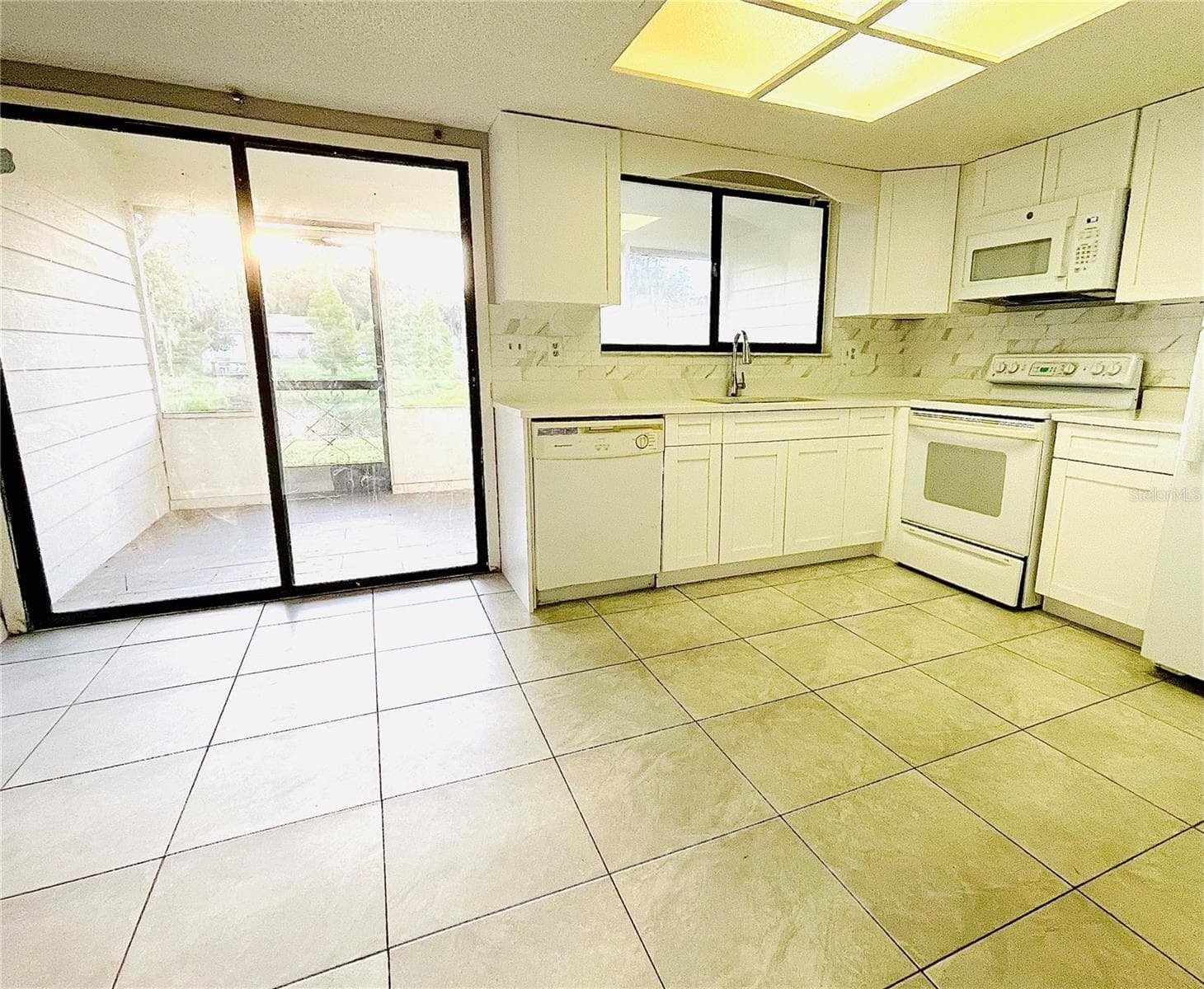 Townhouse at 1420 RIDGE LAKE CT, LAKELAND, photo 2 of 13
