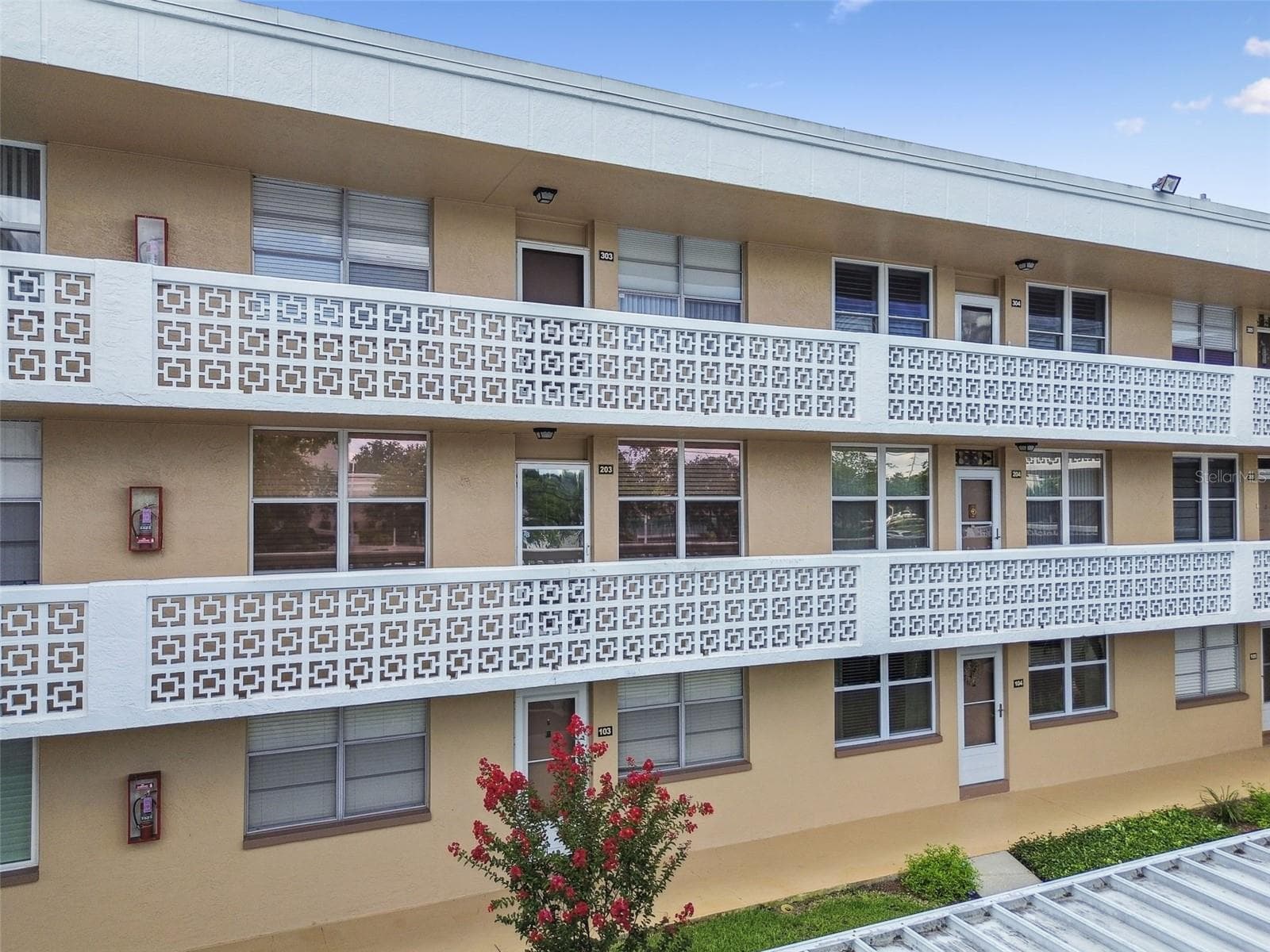 5095 BAY ST NE #103