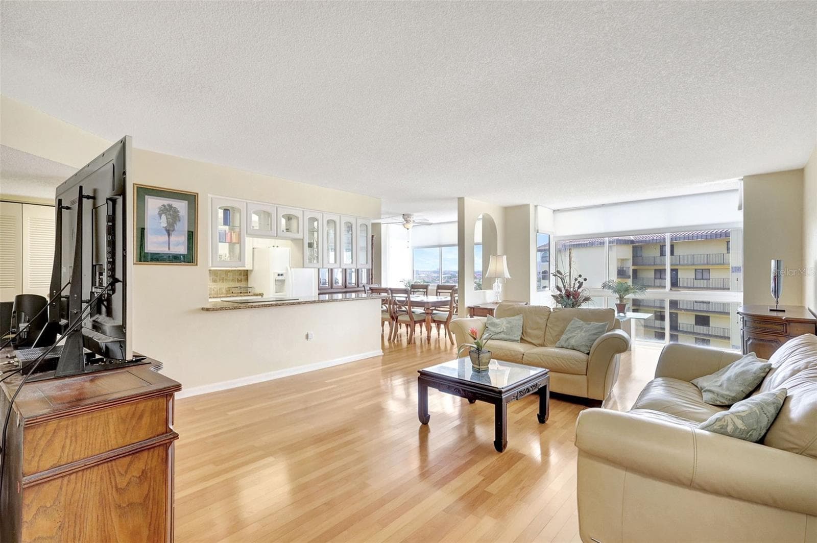 The open concpt makes this home a great family gathering space - 660 ISLAND WAY #708, CLEARWATER BEACH