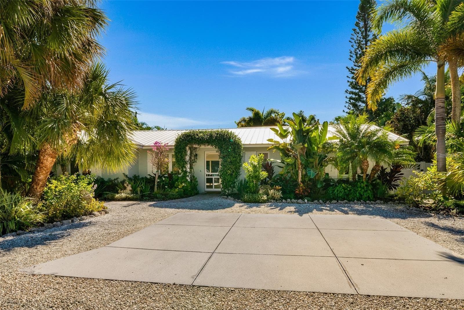 207 PEACOCK LN