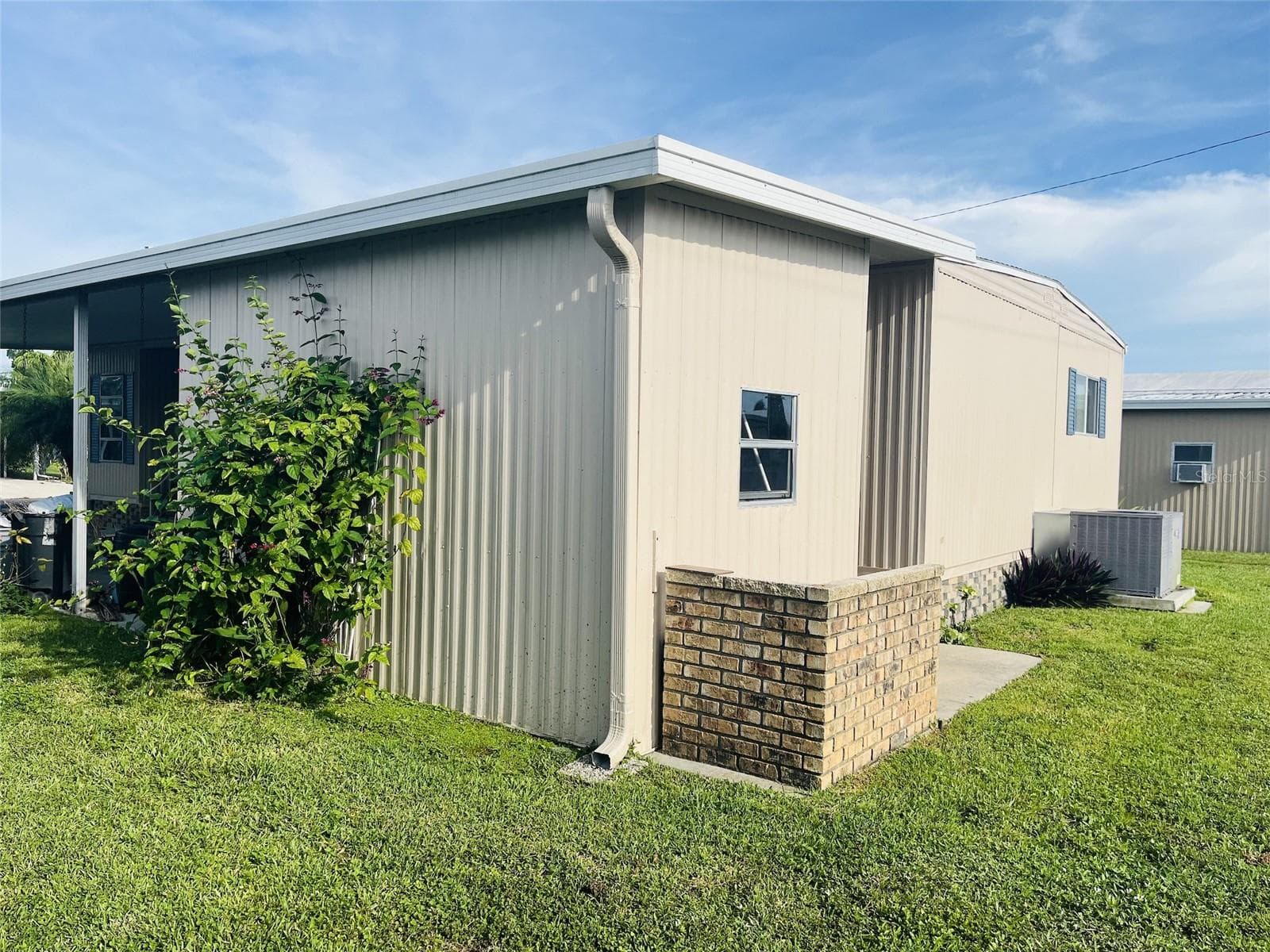 Manufactured Home at 3153 ORCHARD DR, NORTH FORT MYERS, photo 2 of 44