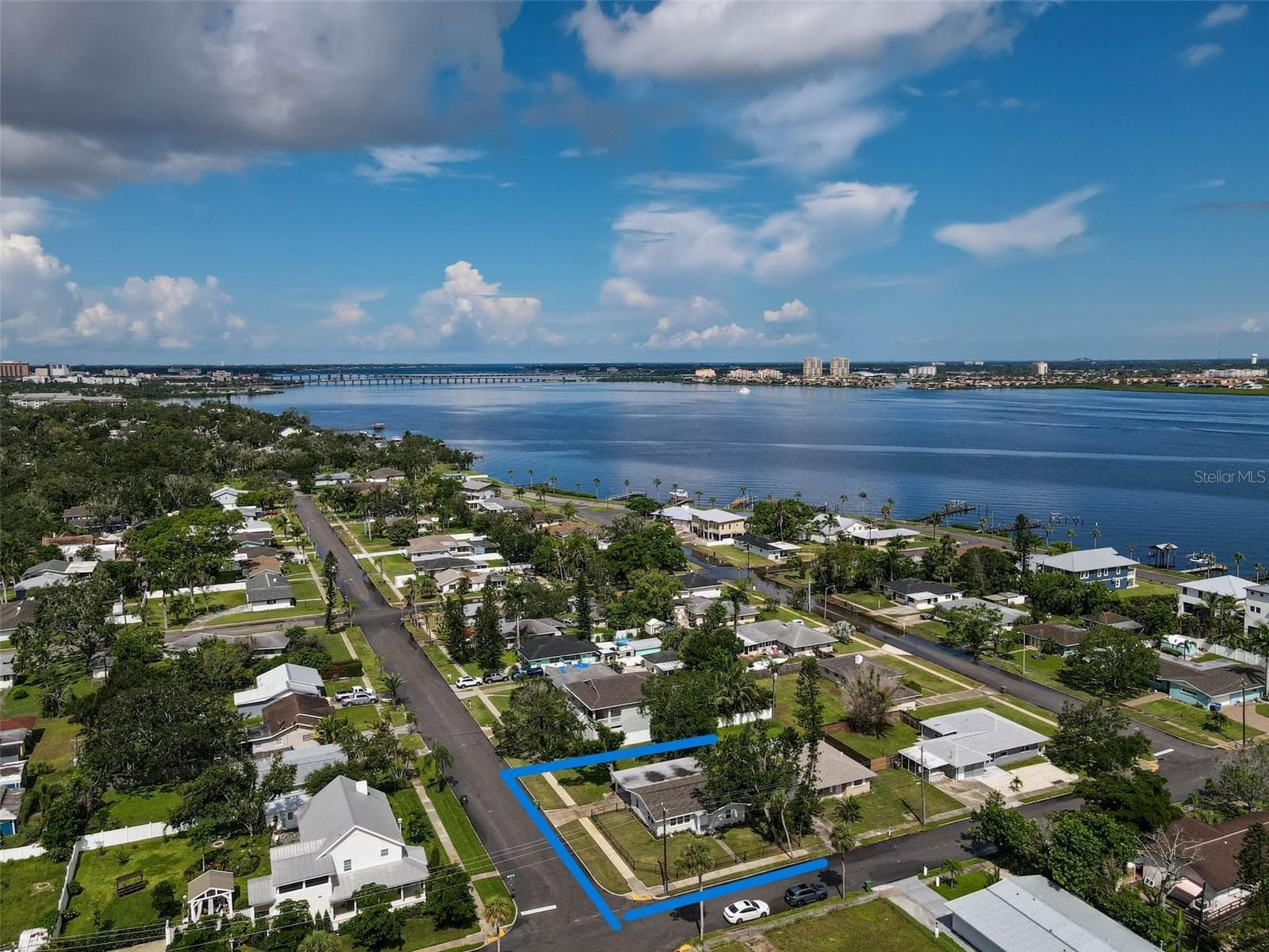 102 20th Street NE off Manatee River and near Downtown Bradenton, Manatee Memorial Hospital and US41 Bridge - 102 20TH ST NE, BRADENTON