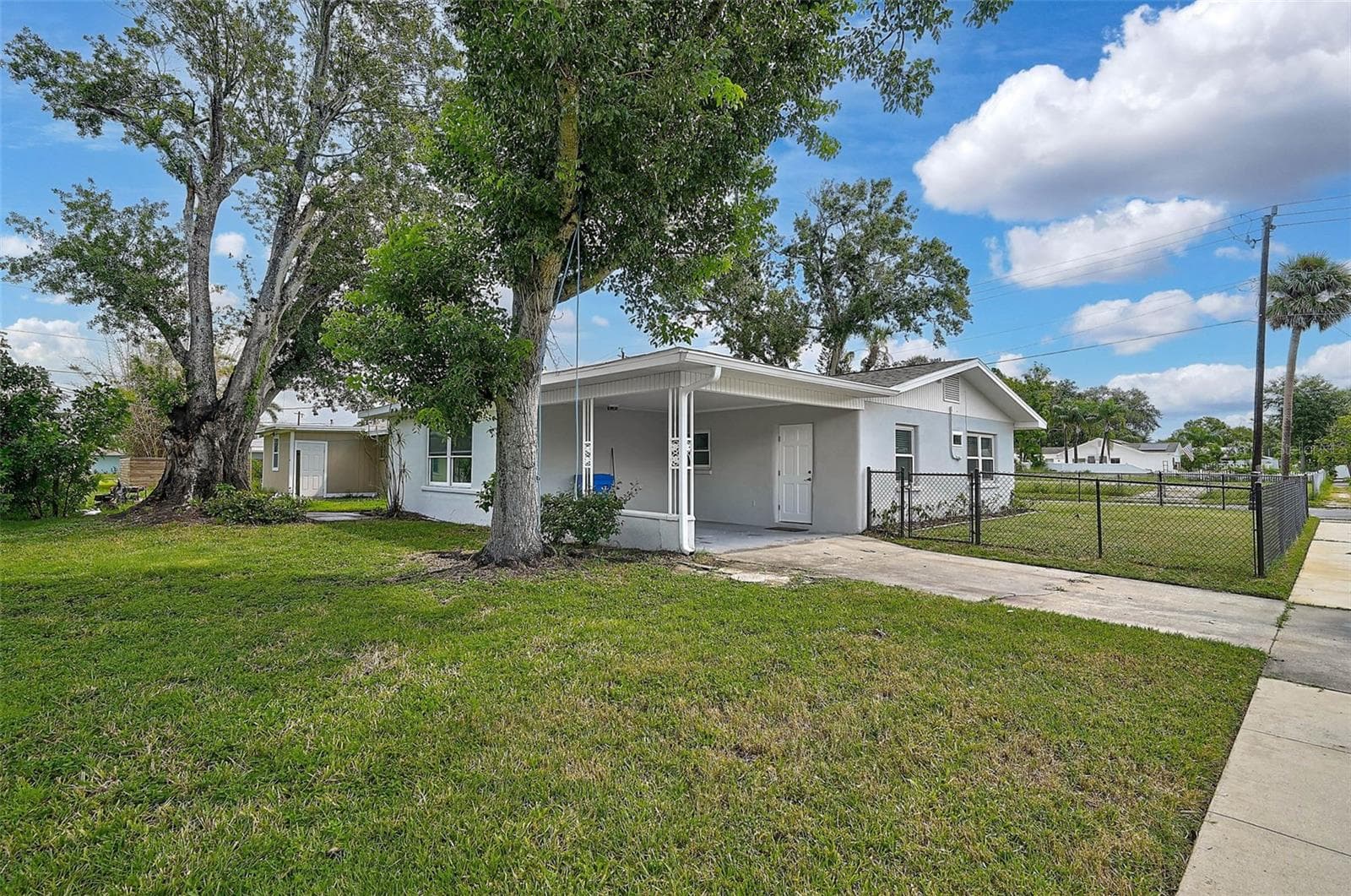 Large Side Yard - 102 20TH ST NE, BRADENTON
