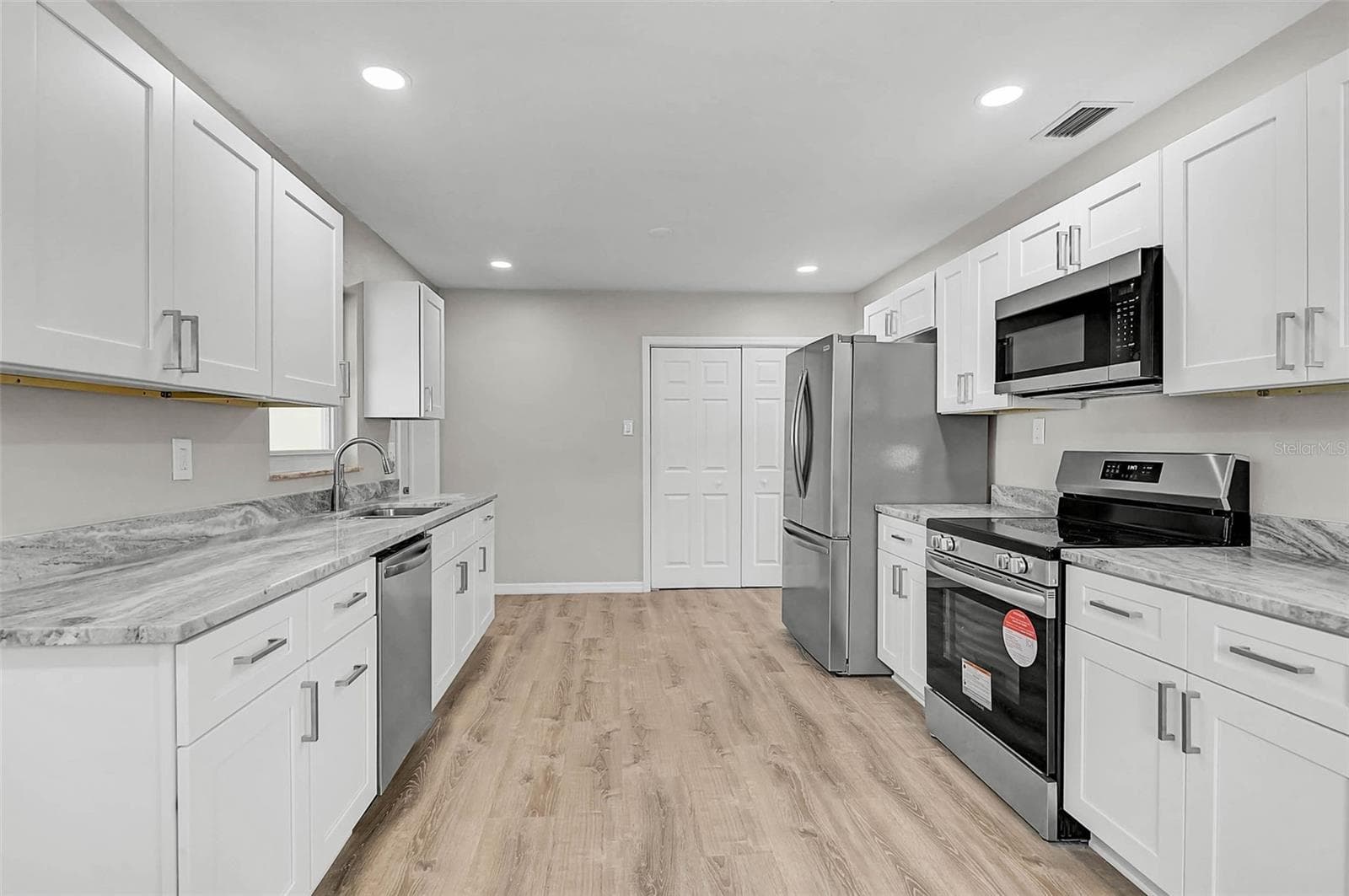 Kitchen - 102 20TH ST NE, BRADENTON