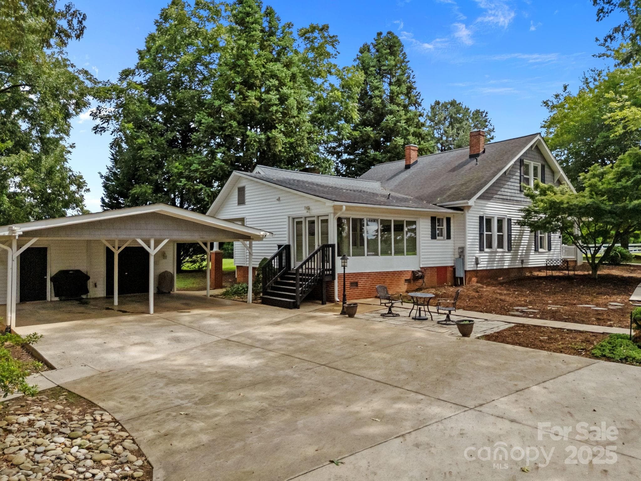 Sunroom and detached carport - Salisbury