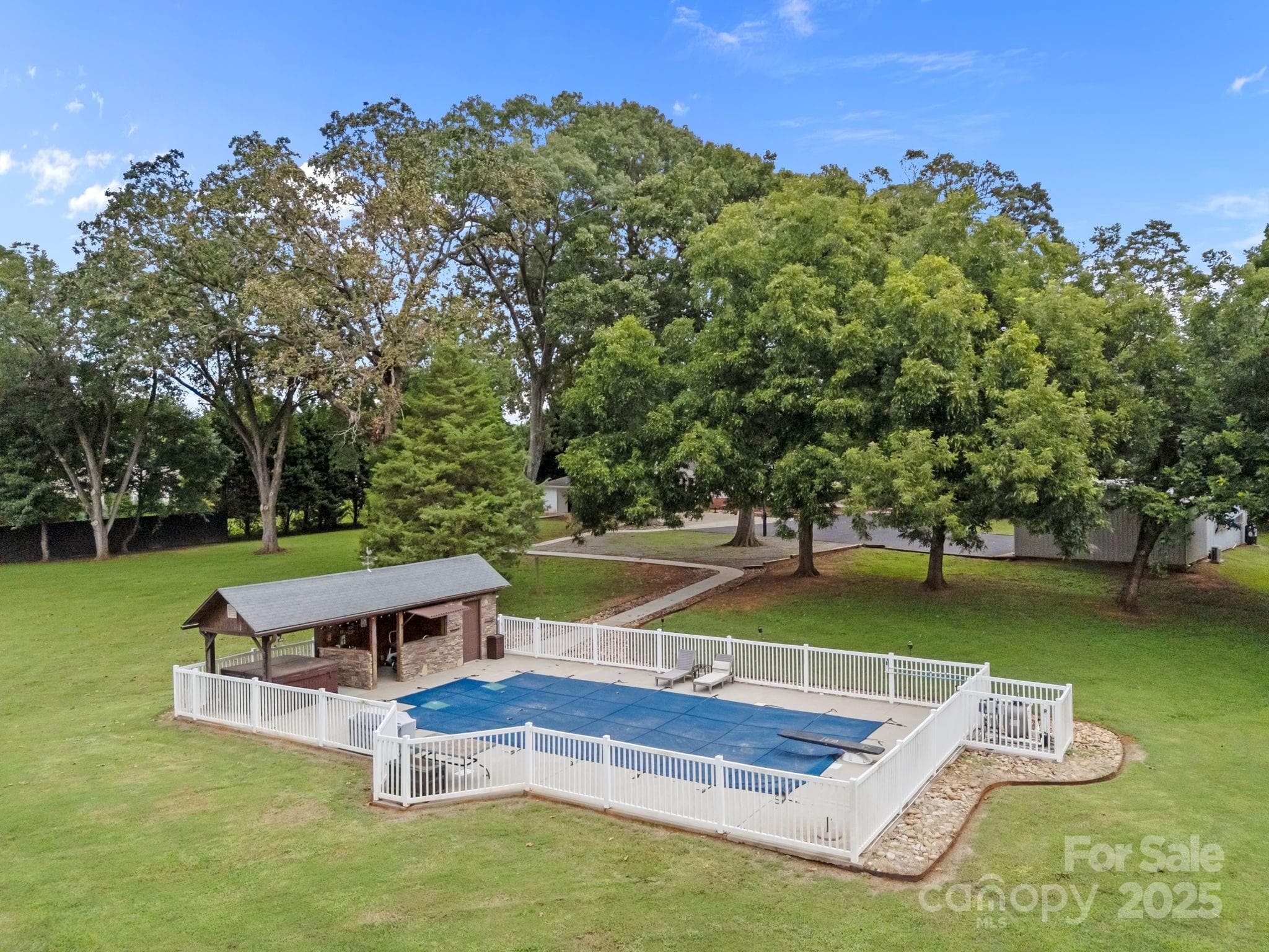 Salt water pool, hot tub, outdoor bar & pool bathhouse - Salisbury