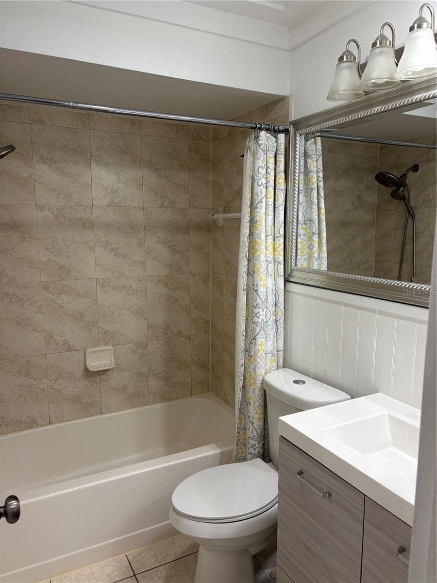 Bath #2 - 6418 W PARIS ST, TAMPA