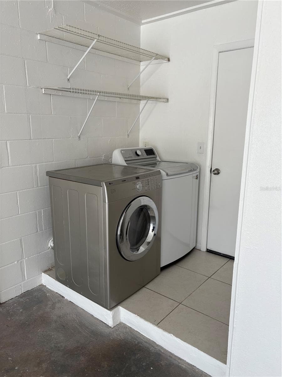Laundry tray - 6418 W PARIS ST, TAMPA