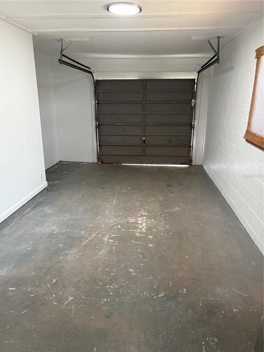 Garage - 6418 W PARIS ST, TAMPA