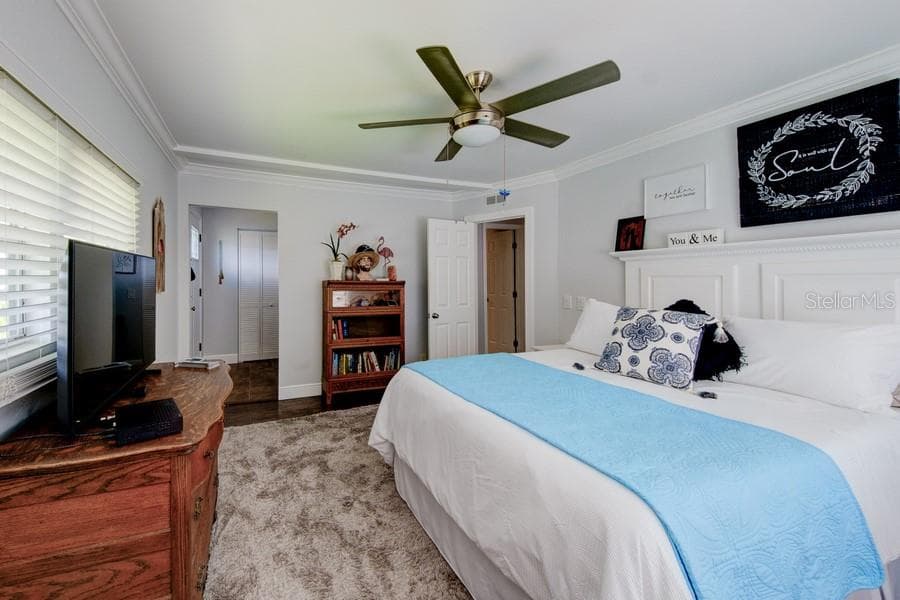 SPACIOUS PRIMARY BEDROOM WITH NATURAL LIGHT - 1916 ILLINOIS AVE, BRADENTON