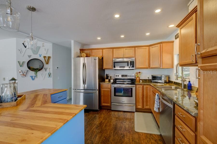 OPEN KITCHEN WITH GENEROUS COUNTER SPACE - 1916 ILLINOIS AVE, BRADENTON